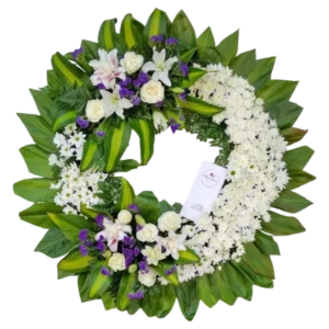 Eterno Recuerdo – Corona Fúnebre de Flores Blancas y Moradas